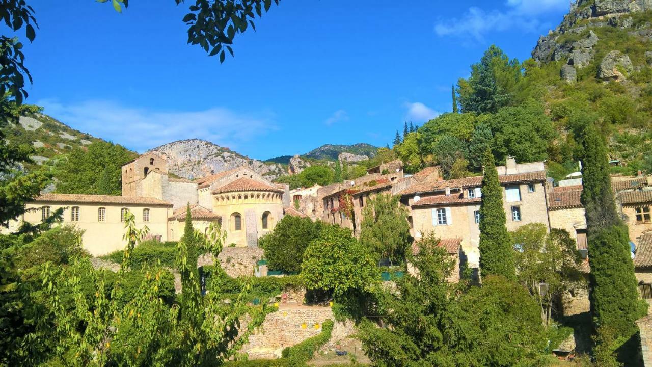 Les Studios De St Guilhem Saint-Guilhem-le-Desert Exterior photo